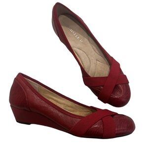 Michelle D Women's Red Flats Tiny Wedge Heels NWOB Leather Holiday Ballet